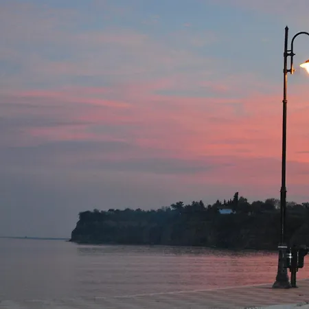 Achillion ماكريغيالوس